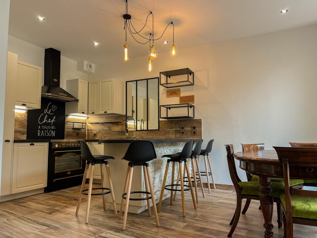 Photo 2 : Maison de ville rénovée avec jardin et parking en centre vil