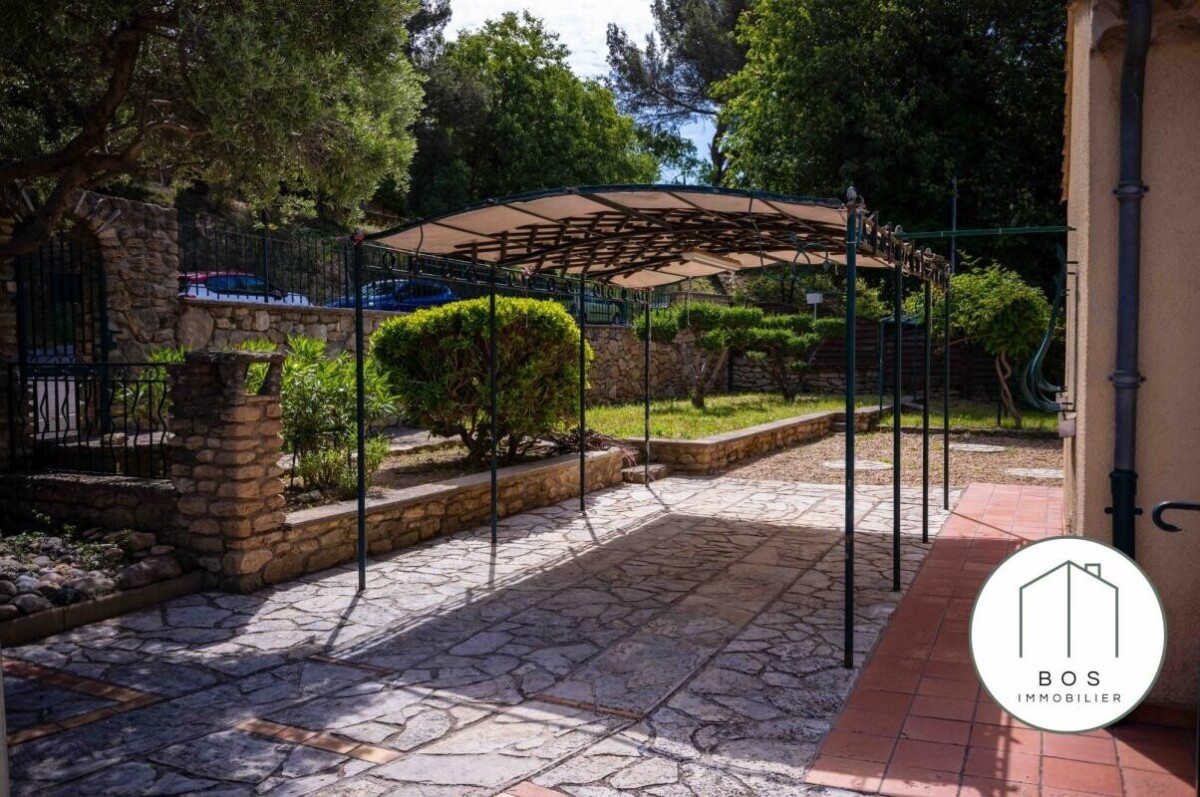 Photo 10 : Villa avec piscine et garage