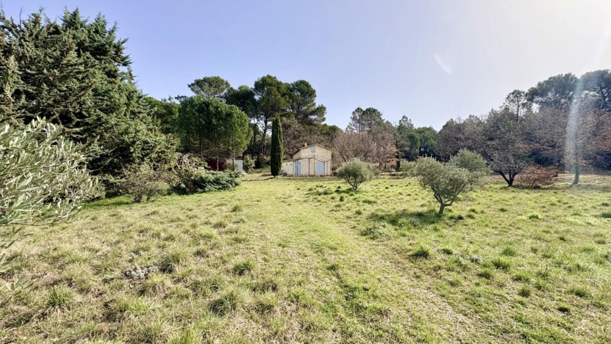 Photo 6 : Cabanon à rénover sur 1,5 hectare de nature à Mormoiron