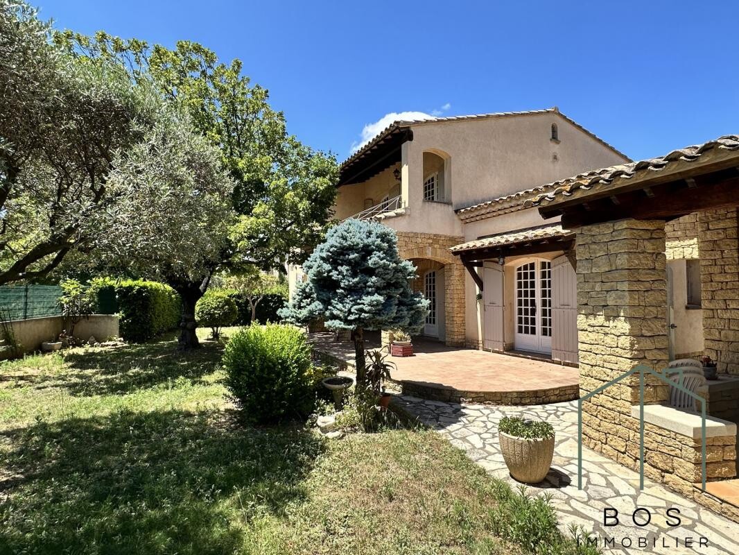 Photo 3 : Villa traditionnelle avec jardin et garage