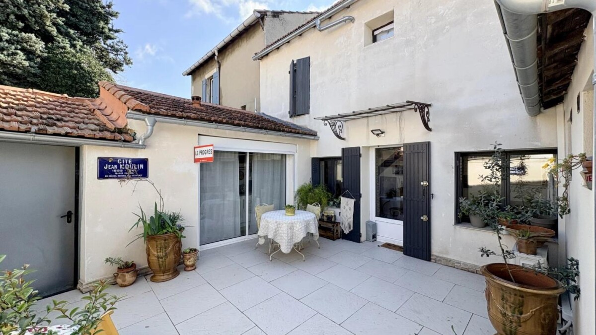 Photo 3 : Maison de charme rénovée avec extérieur, stationnement et jardin au coeur d'Avignon