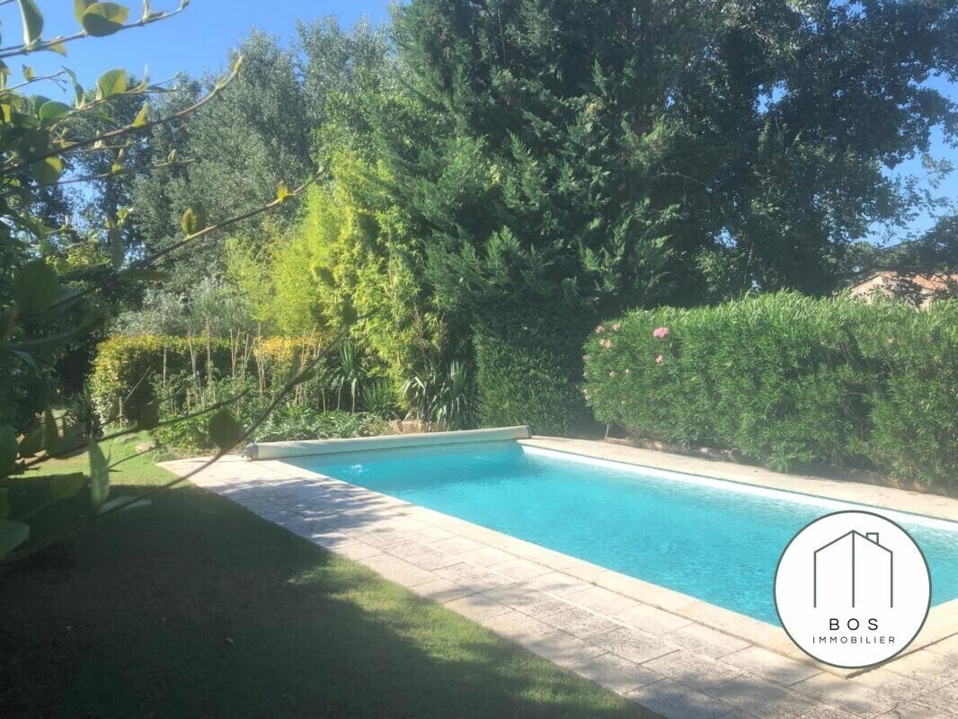 Photo 15 : Bâtisse en pierres avec piscine