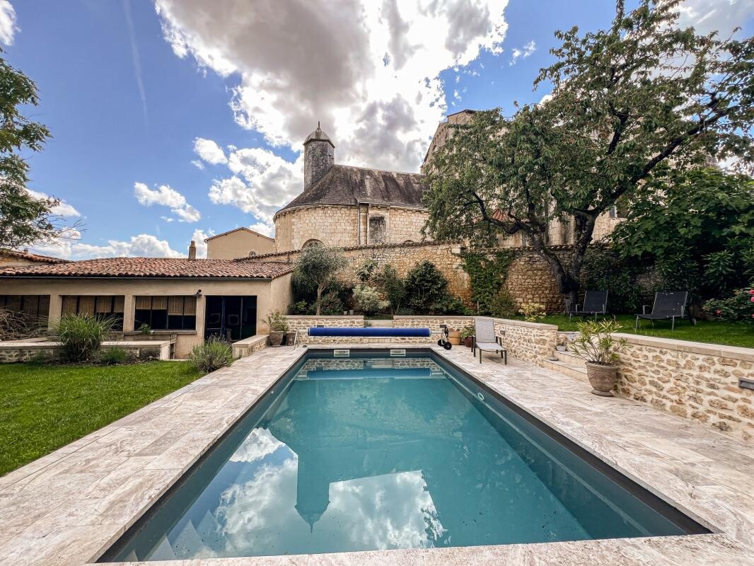 Photo 1 : OFF-MARKET Maison de charme en centre ville avec piscine et
