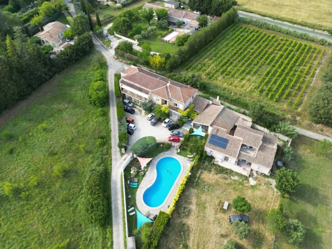 Photo 1 : Murs et fond d'un hôtel de 15 chambres à Saumane de Vaucluse
