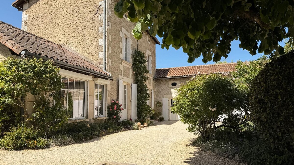 Photo 2 : Maison poitevine de caractère avec piscine et jardin paysage