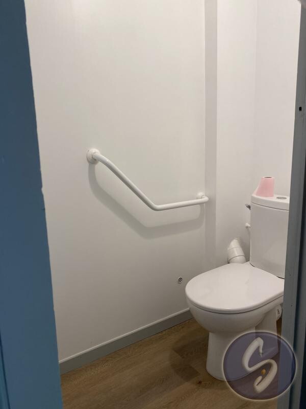 Photo 30 : Proximité écoles primaires, collèges et lycée comme commerce