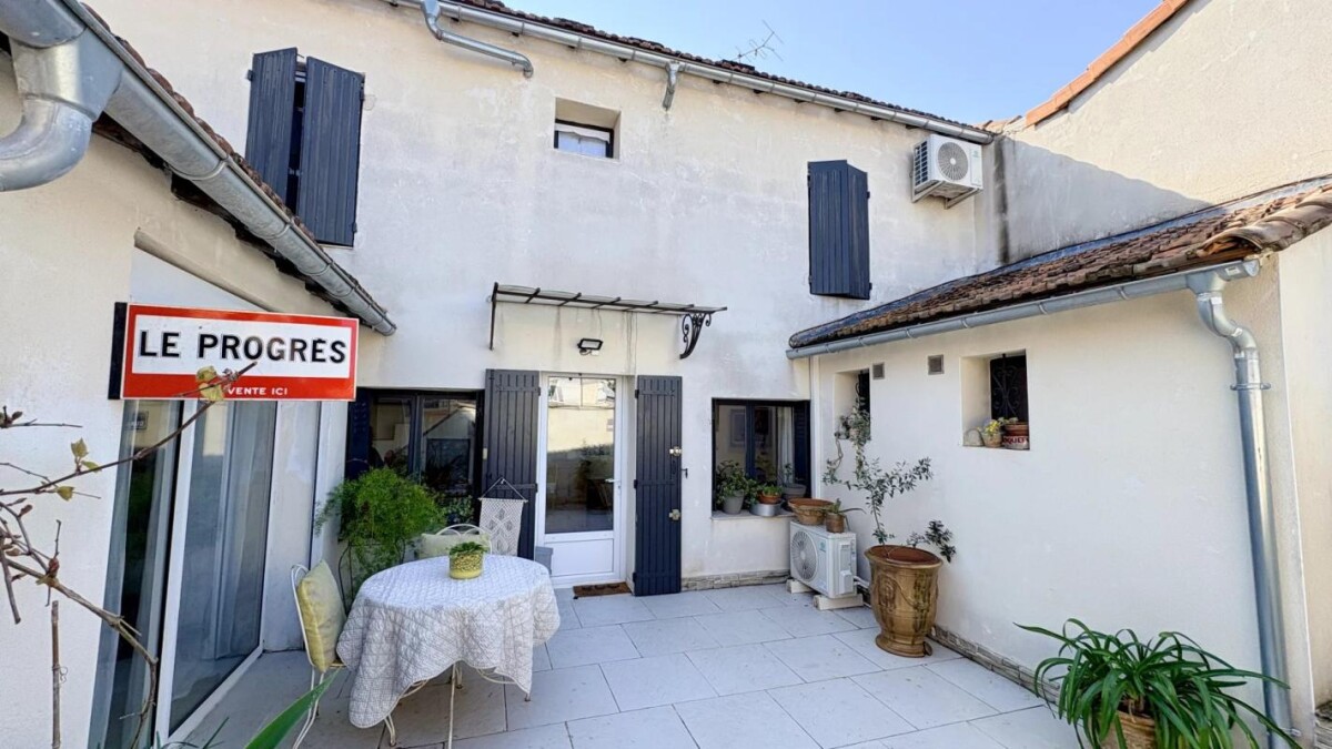 Photo 1 : Maison de charme rénovée avec extérieur, stationnement et jardin au coeur d'Avignon