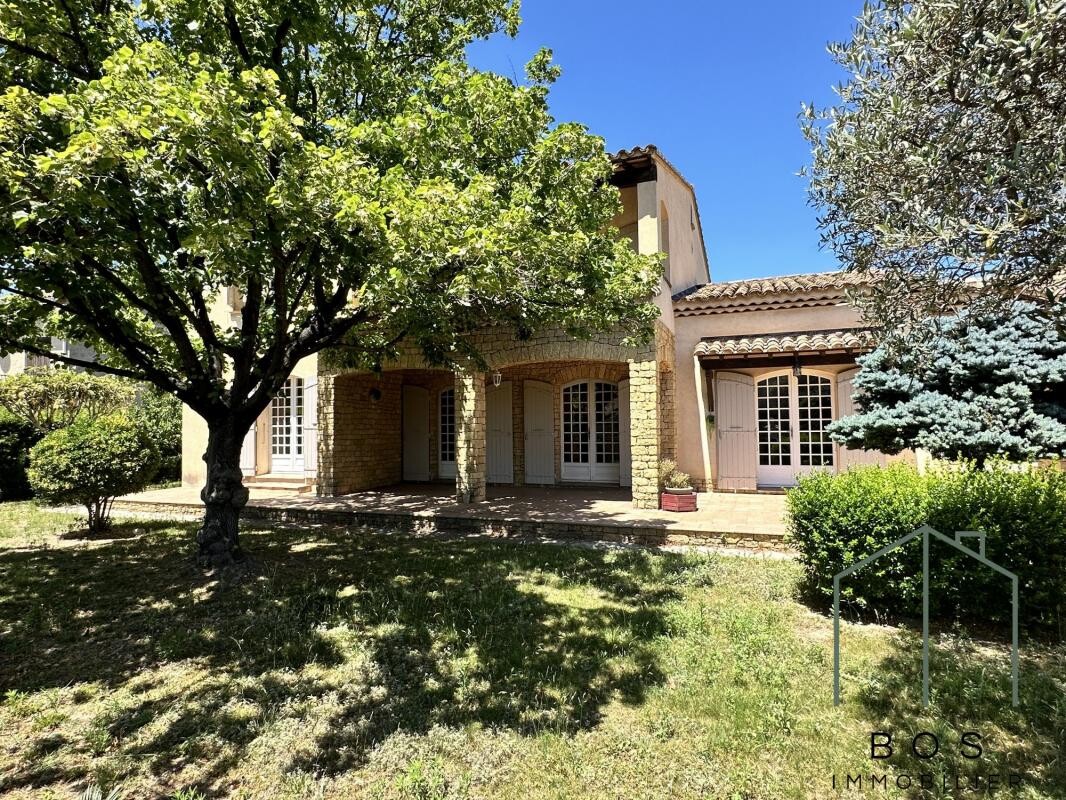 Photo 2 : Villa traditionnelle avec jardin et garage