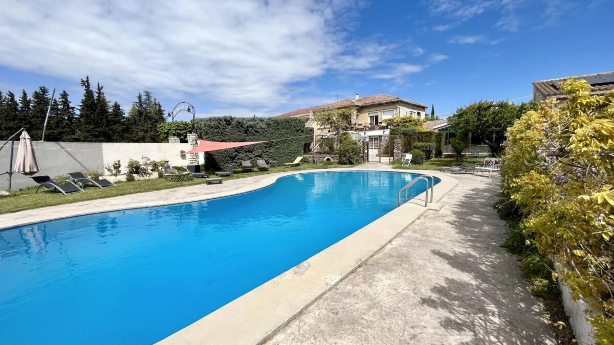 Photo 2 : Murs et fond d'un hôtel de 15 chambres à Saumane de Vaucluse