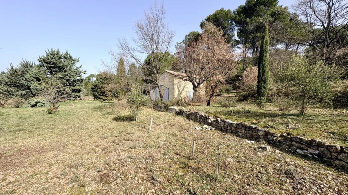 Photo 3 : Cabanon à rénover sur 1,5 hectare de nature à Mormoiron