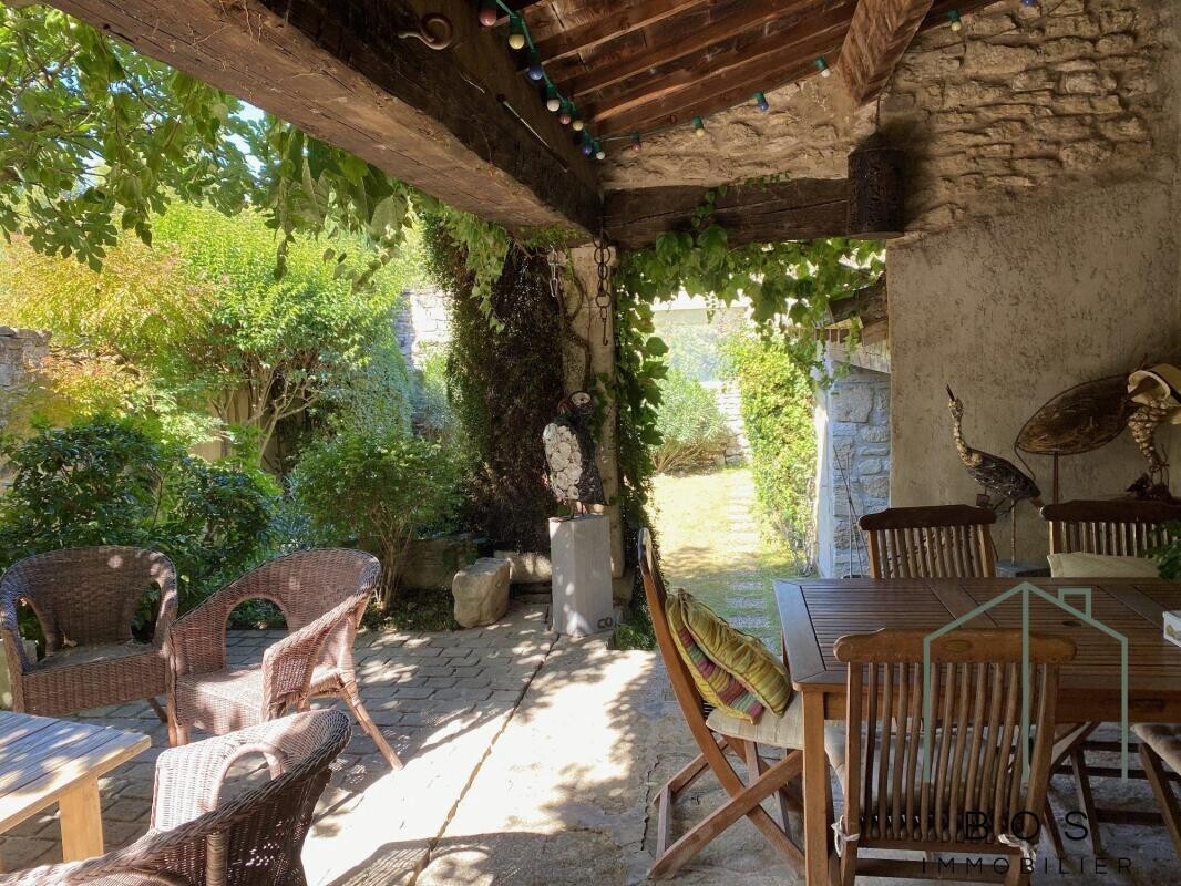 Photo 7 : Bâtisse en pierres avec piscine
