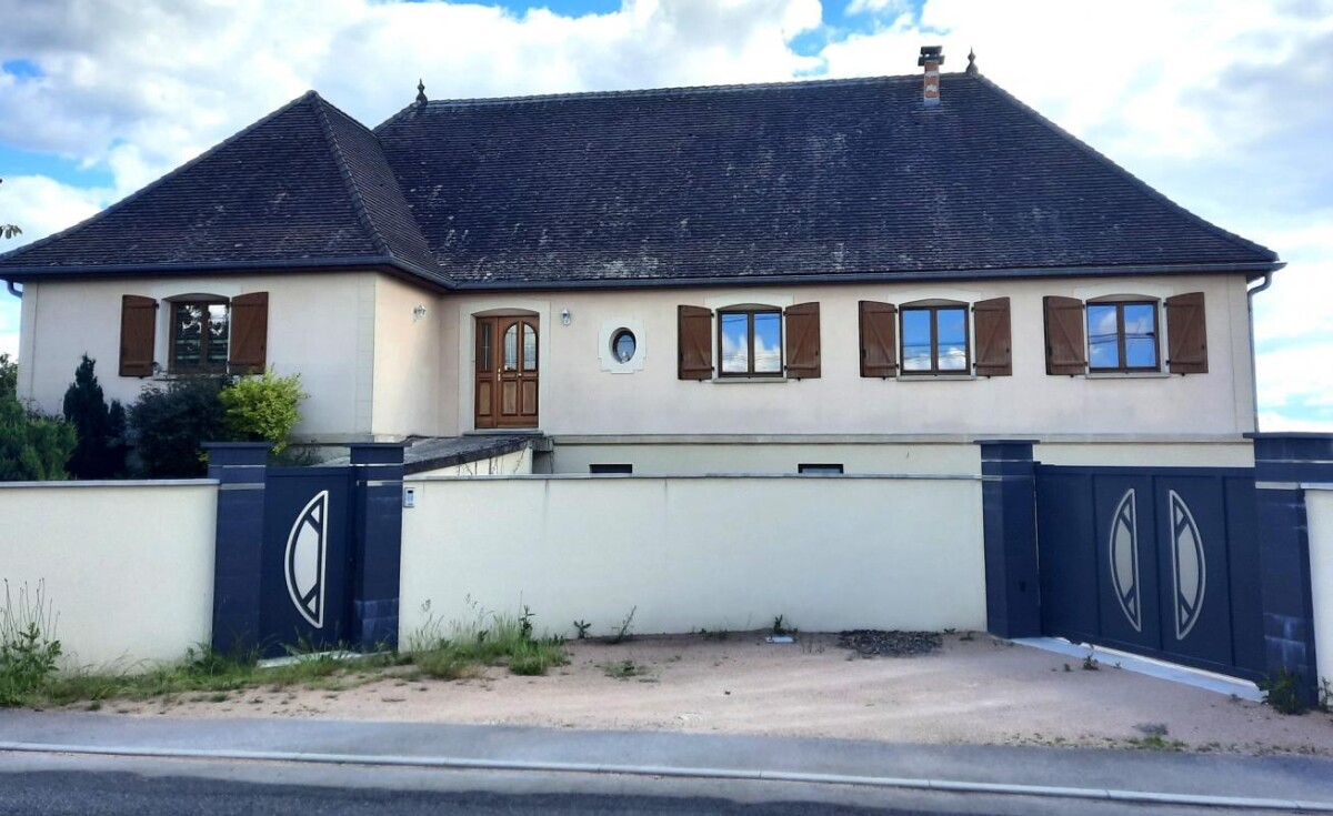 Photo 1 : MAISON TYPE 8, LE BREUIL 71670