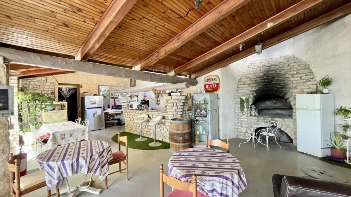 Photo 10 : Murs et fond d'un hôtel de 15 chambres à Saumane de Vaucluse