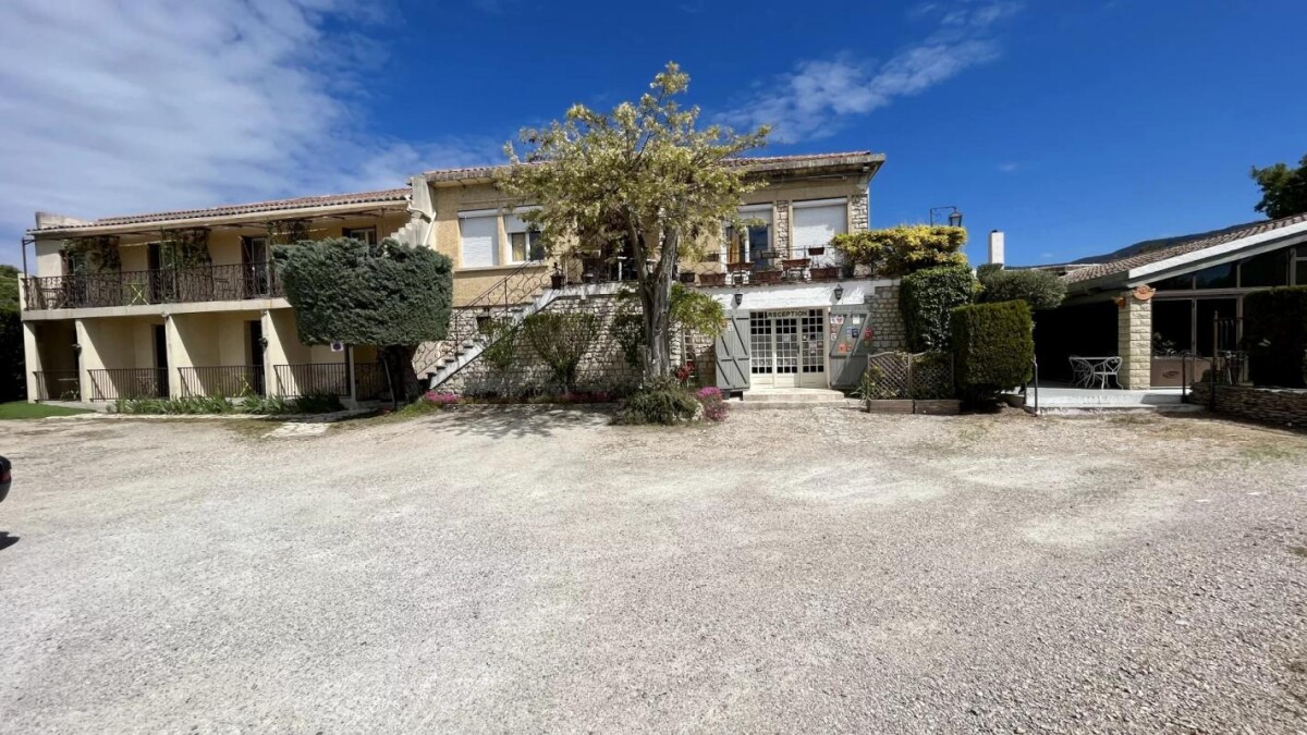 Photo 6 : Murs et fond d'un hôtel de 15 chambres à Saumane de Vaucluse