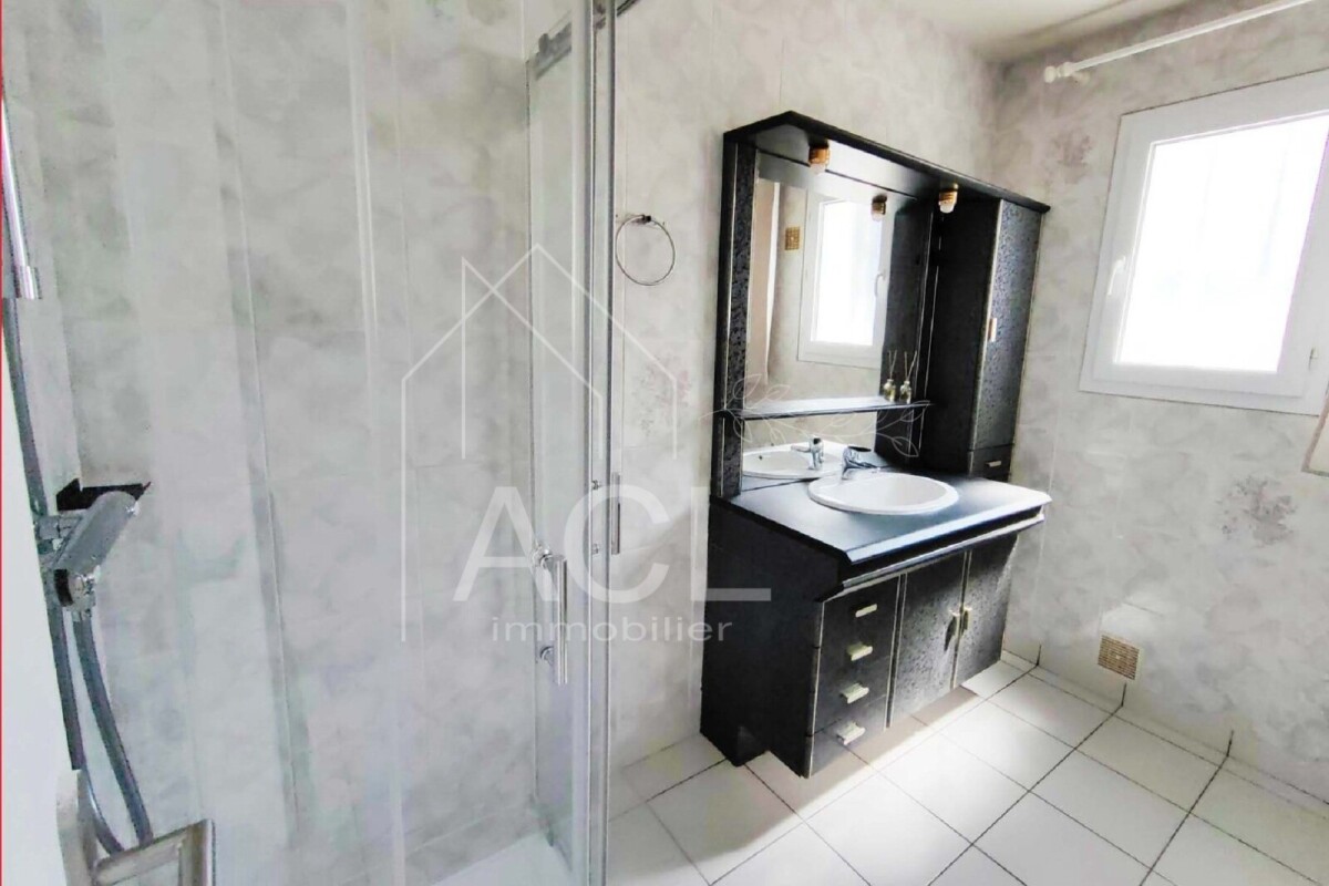 Photo 7 : Maison rénovée de 4 chambres avec commerces à pieds