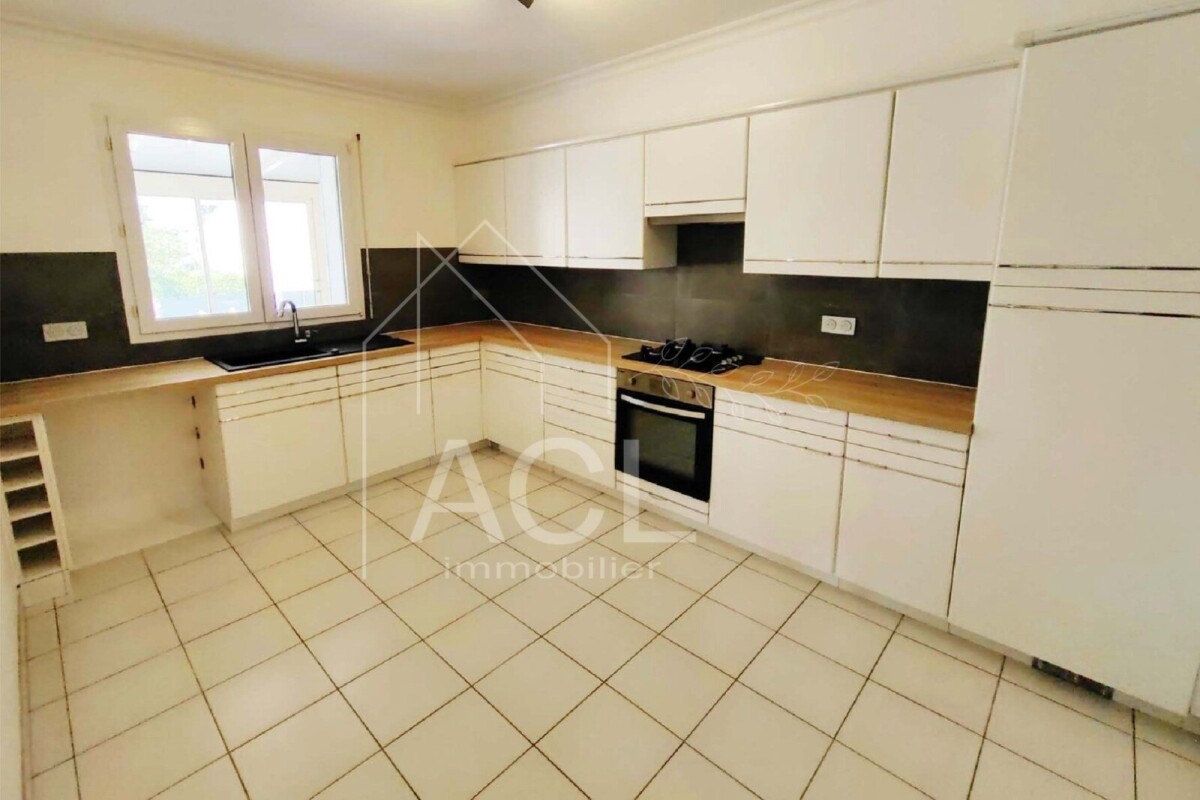 Photo 2 : Maison rénovée de 4 chambres avec commerces à pieds