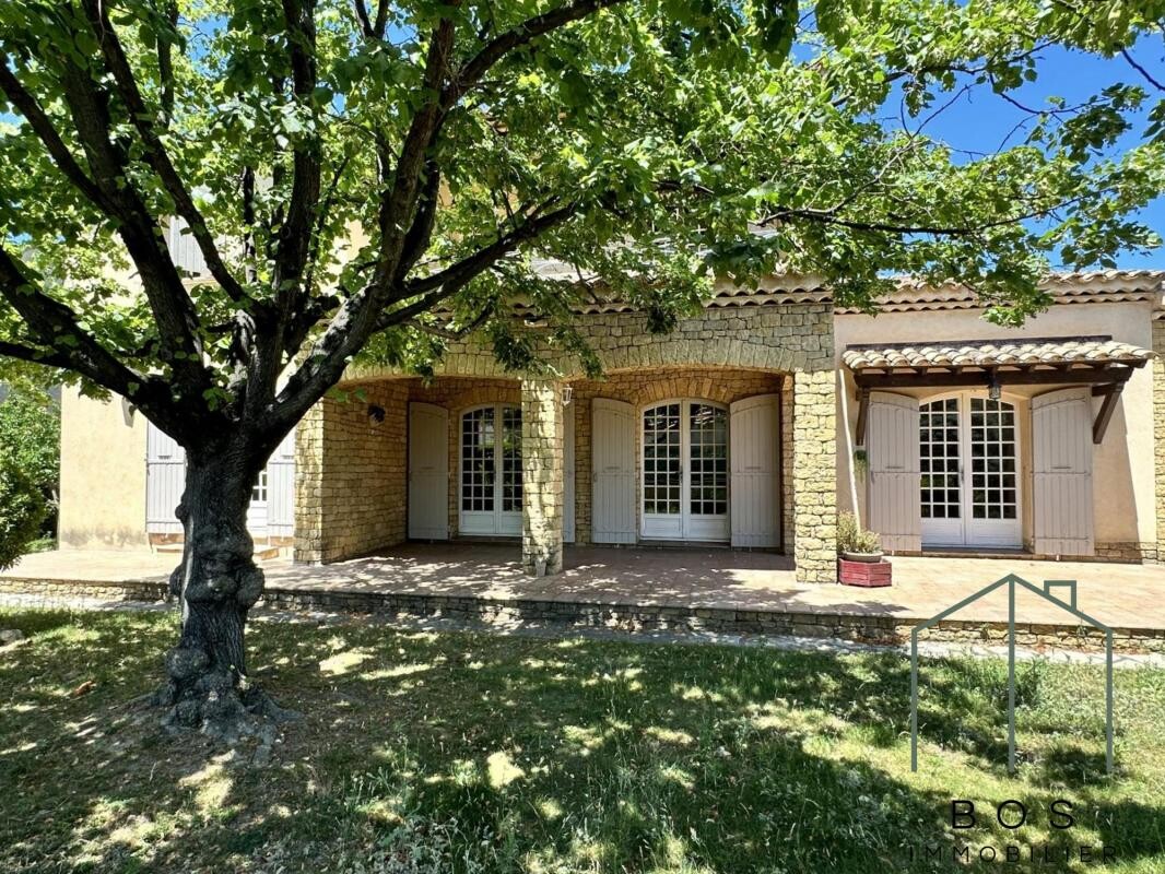 Photo 4 : Villa traditionnelle avec jardin et garage