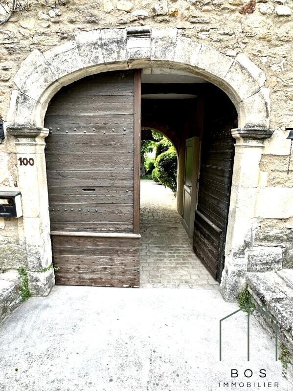 Photo 2 : Bâtisse en pierres avec piscine