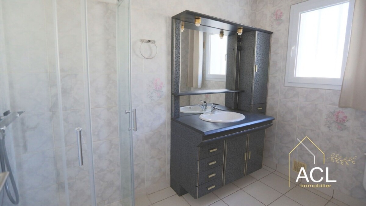 Photo 8 : Maison rénovée de 4 chambres avec commerces à pieds