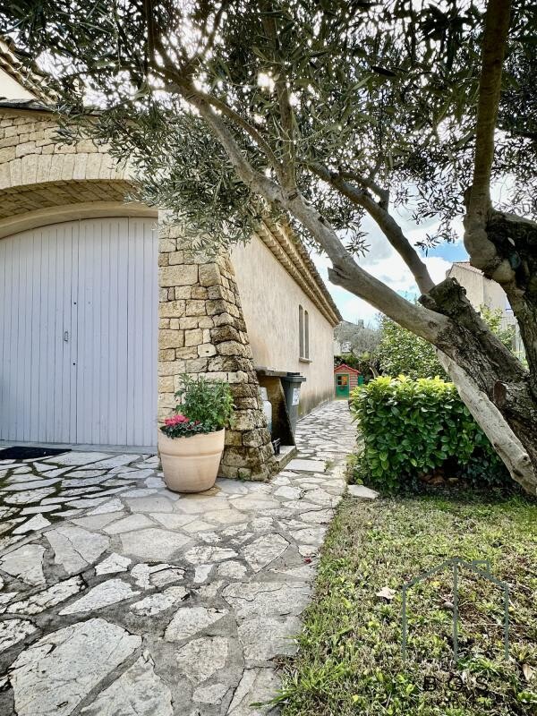 Photo 8 : Villa traditionnelle avec jardin et garage