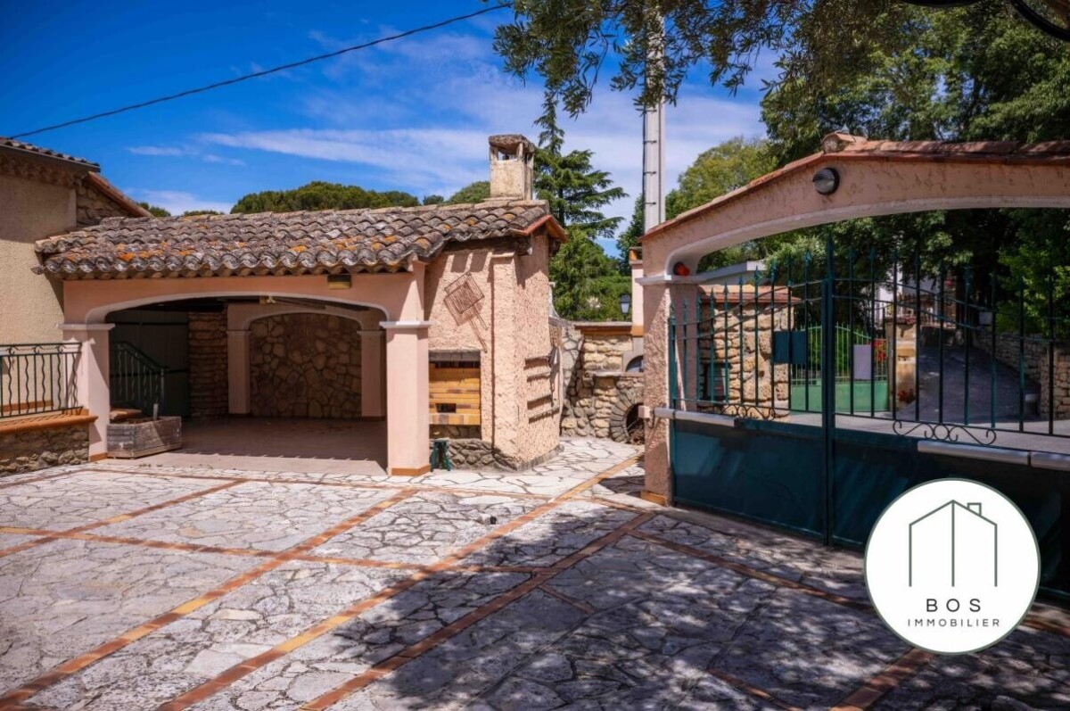 Photo 9 : Villa avec piscine et garage
