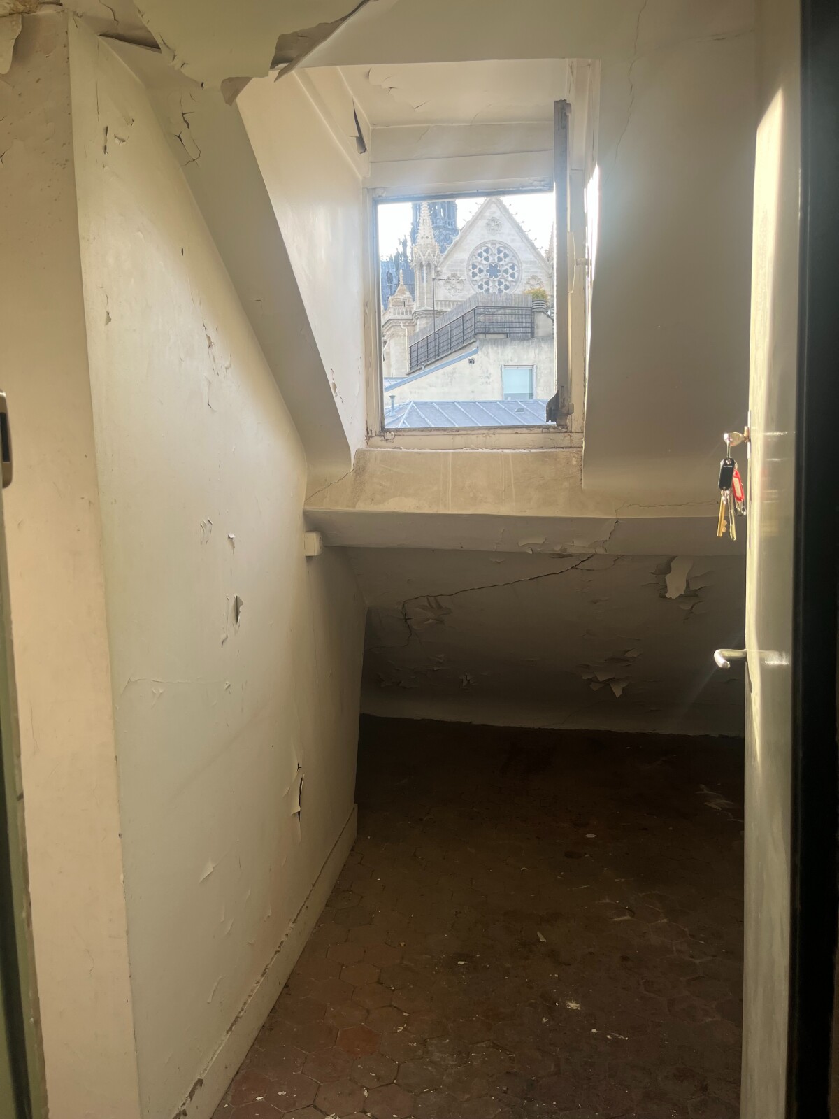 Photo 1 : Chambres de bonnes au pied de Notre Dame - 8,27m2 + 6m2