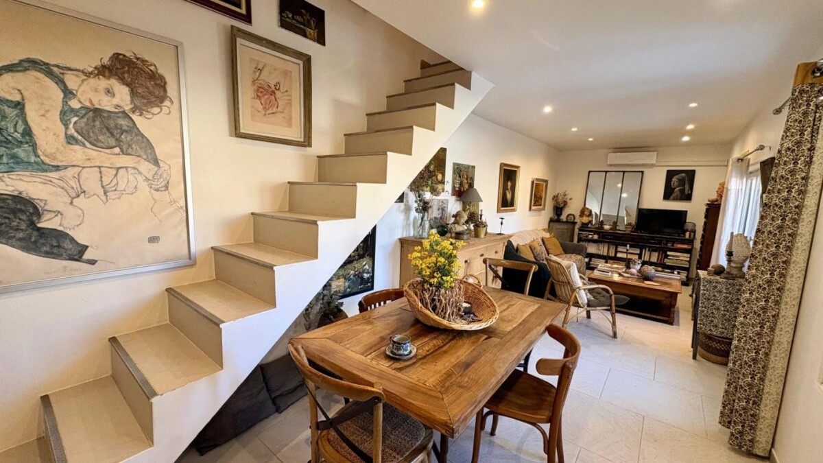 Photo 2 : Maison de charme rénovée avec extérieur, stationnement et jardin au coeur d'Avignon