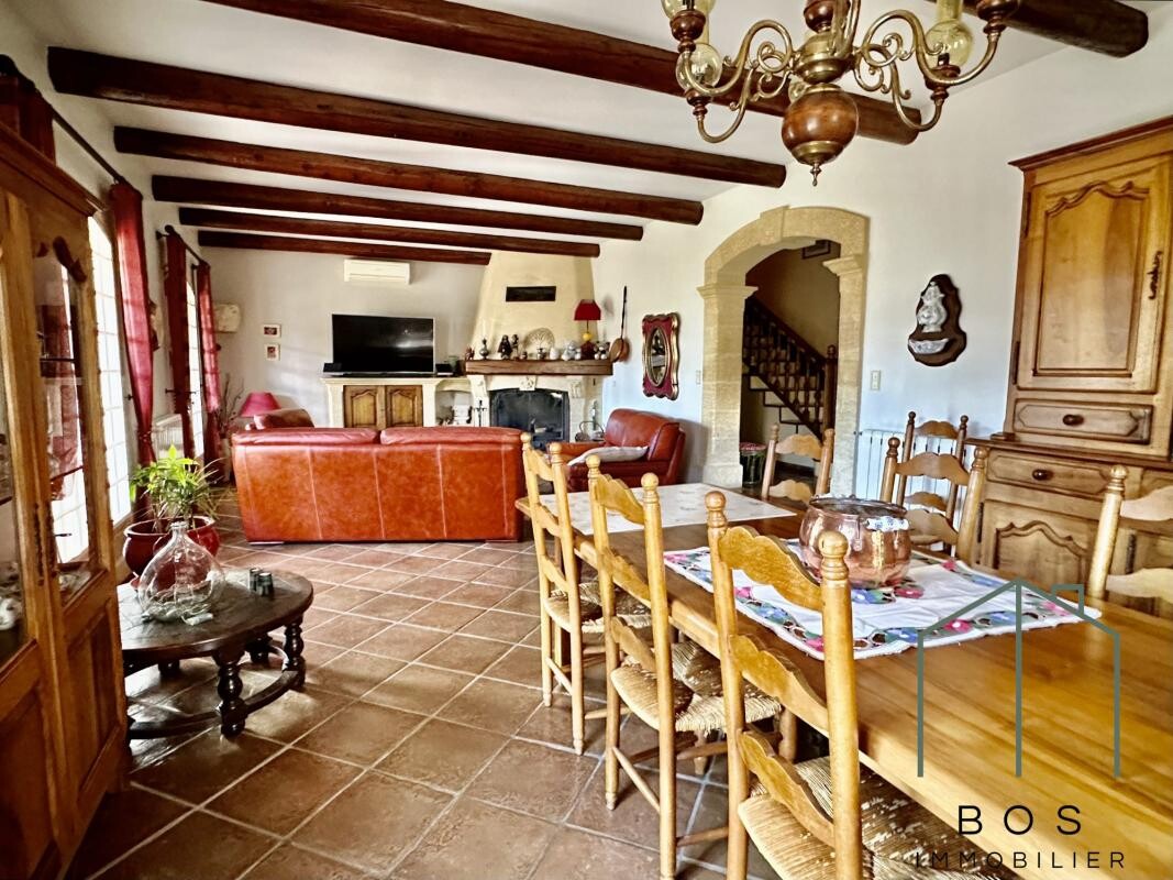 Photo 13 : Villa traditionnelle avec jardin et garage