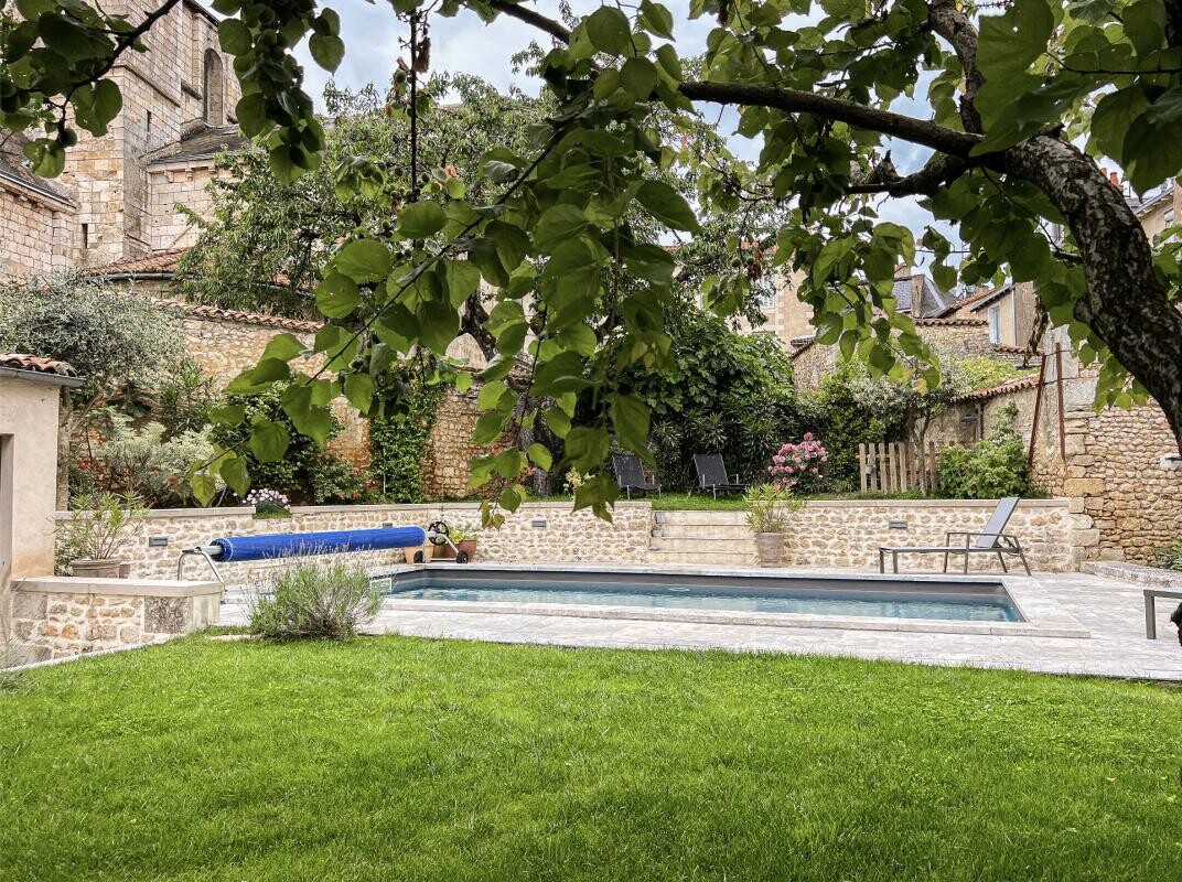 Photo 17 : OFF-MARKET Maison de charme en centre ville avec piscine et