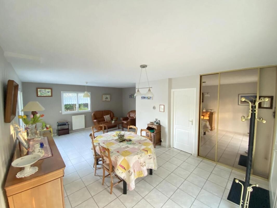 Photo 4 : Maison 5 pieces 100 m² + garage - 1 chambre et sde de Plain-pied  VANNES-Est –  2 km du Port