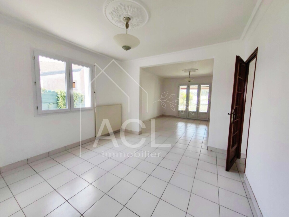 Photo 3 : Maison rénovée de 4 chambres avec commerces à pieds