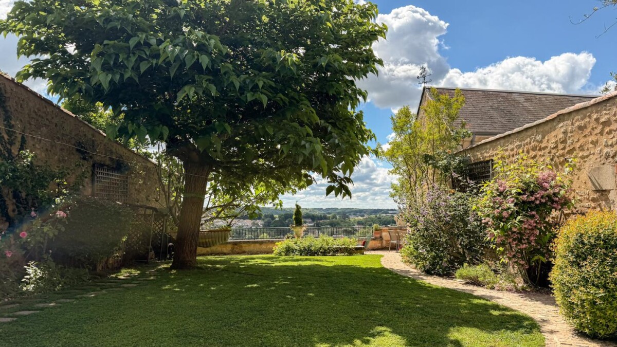 Photo 1 : Ancien presbytère avec vue panoramique exceptionnelle à Poit