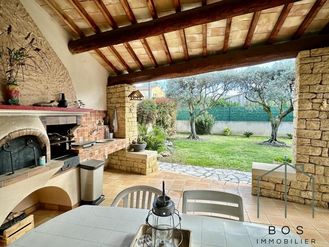 Photo 6 : Villa traditionnelle avec jardin et garage