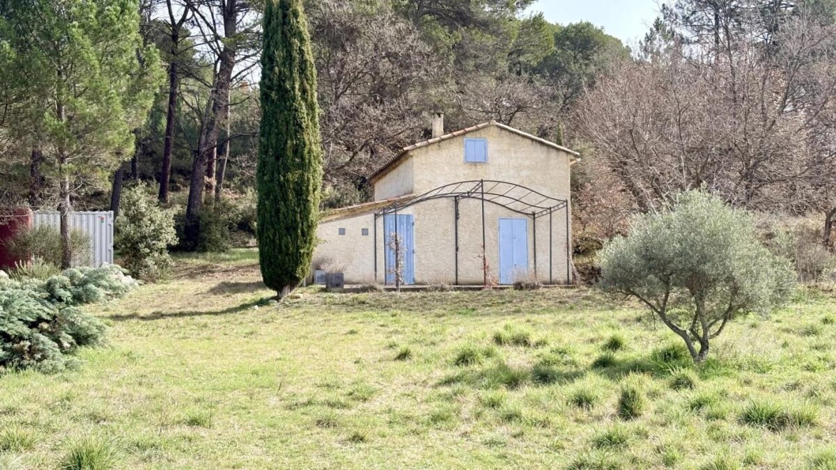 Photo 2 : Cabanon à rénover sur 1,5 hectare de nature à Mormoiron