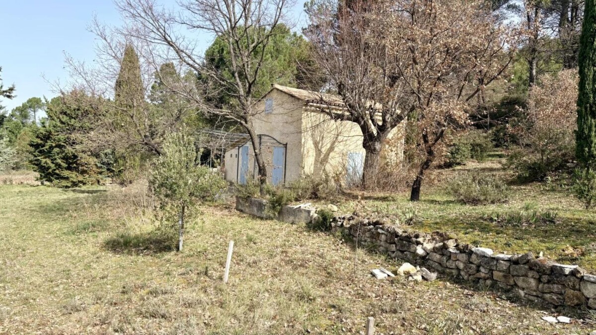 Photo 15 : Cabanon à rénover sur 1,5 hectare de nature à Mormoiron