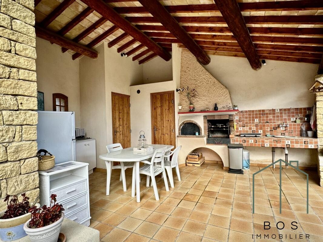 Photo 7 : Villa traditionnelle avec jardin et garage