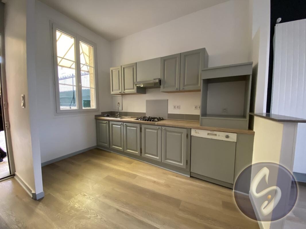 Photo 7 : Proximité écoles primaires, collèges et lycée comme commerce