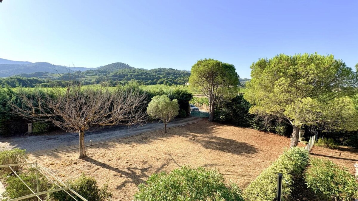 Photo 2 : Villa avec dépendances au milieu des vignes à Gigondas