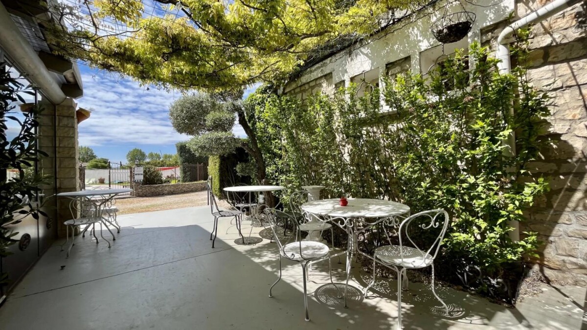 Photo 3 : Murs et fond d'un hôtel de 15 chambres à Saumane de Vaucluse