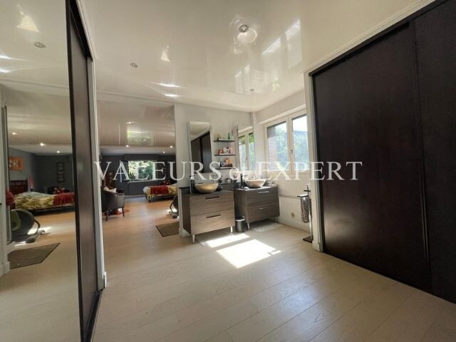 Photo 9 : TB DEMEURE INDIVIDUELLE EN SEMI PLAIN PIED - 258m²HAB
