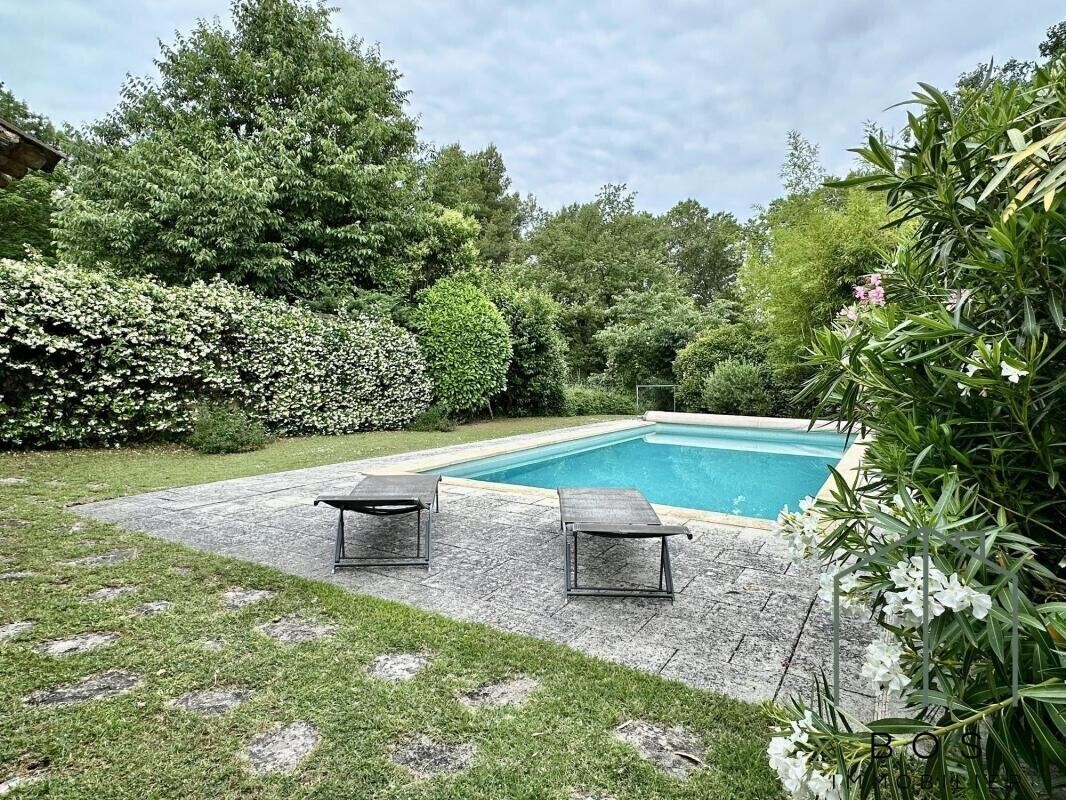 Photo 13 : Bâtisse en pierres avec piscine