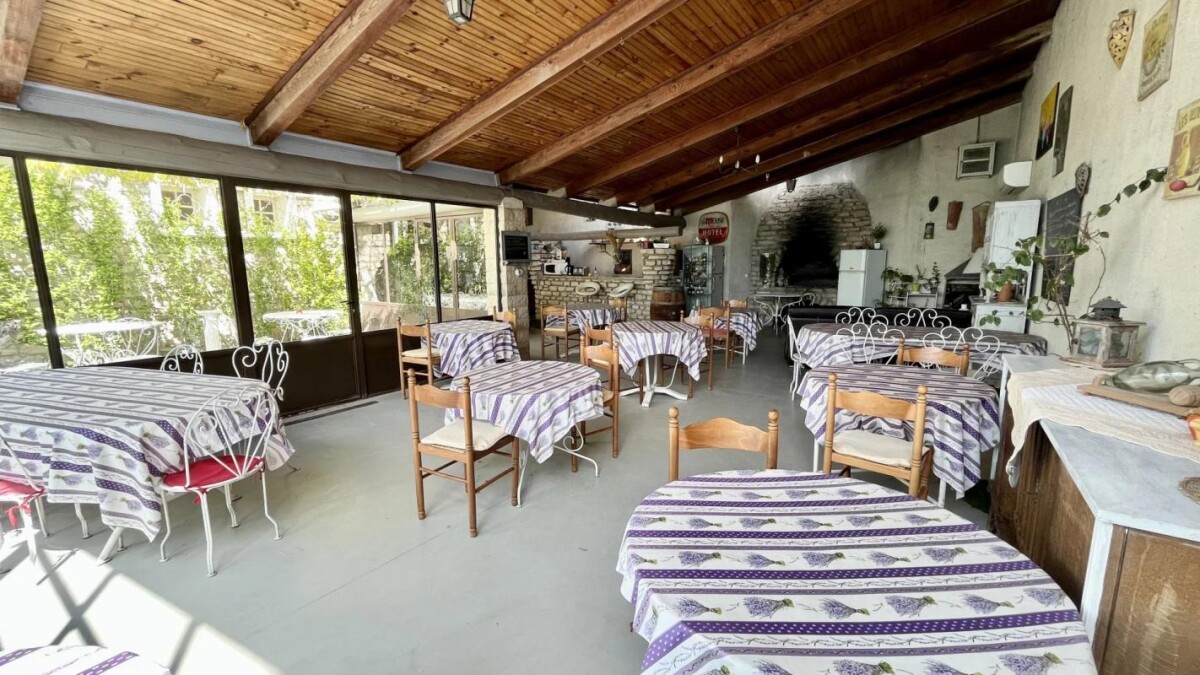 Photo 12 : Murs et fond d'un hôtel de 15 chambres à Saumane de Vaucluse