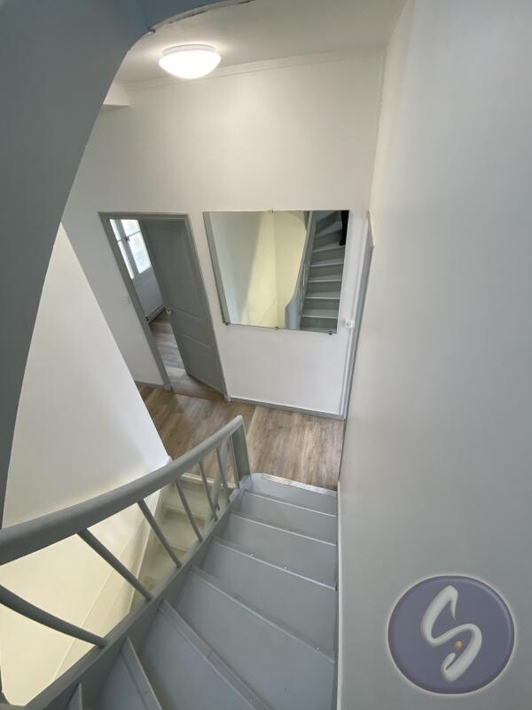 Photo 12 : Proximité écoles primaires, collèges et lycée comme commerce