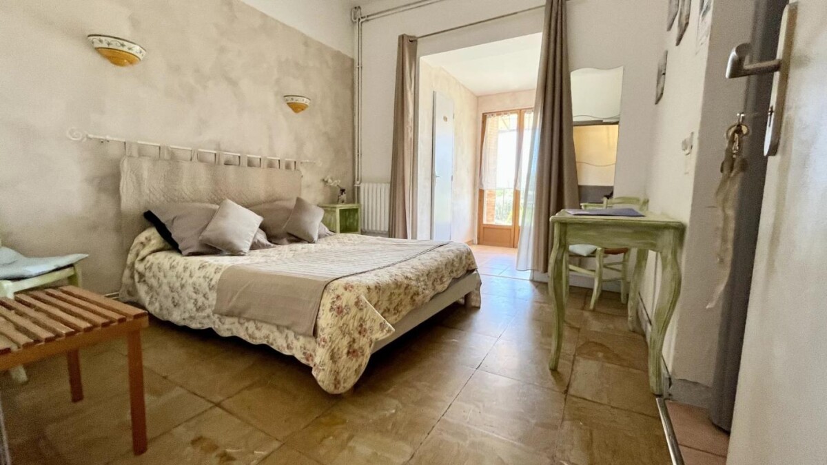 Photo 19 : Murs et fond d'un hôtel de 15 chambres à Saumane de Vaucluse