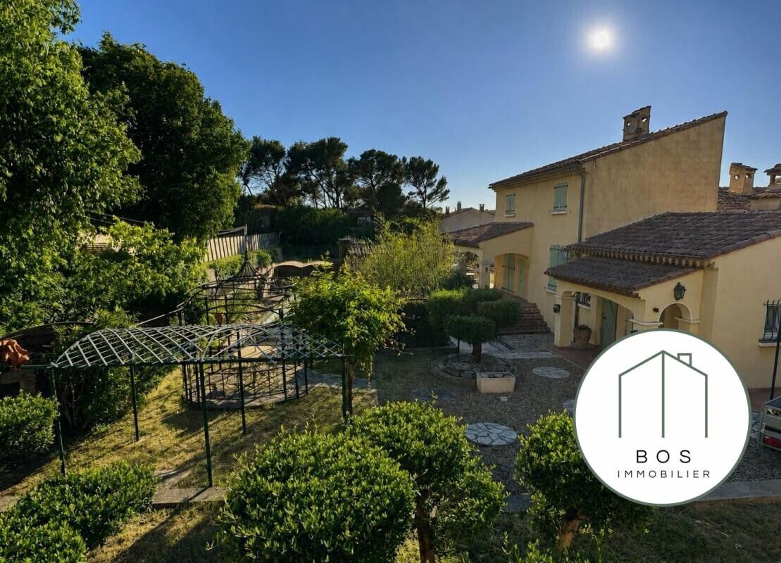 Photo 1 : Villa avec piscine et garage
