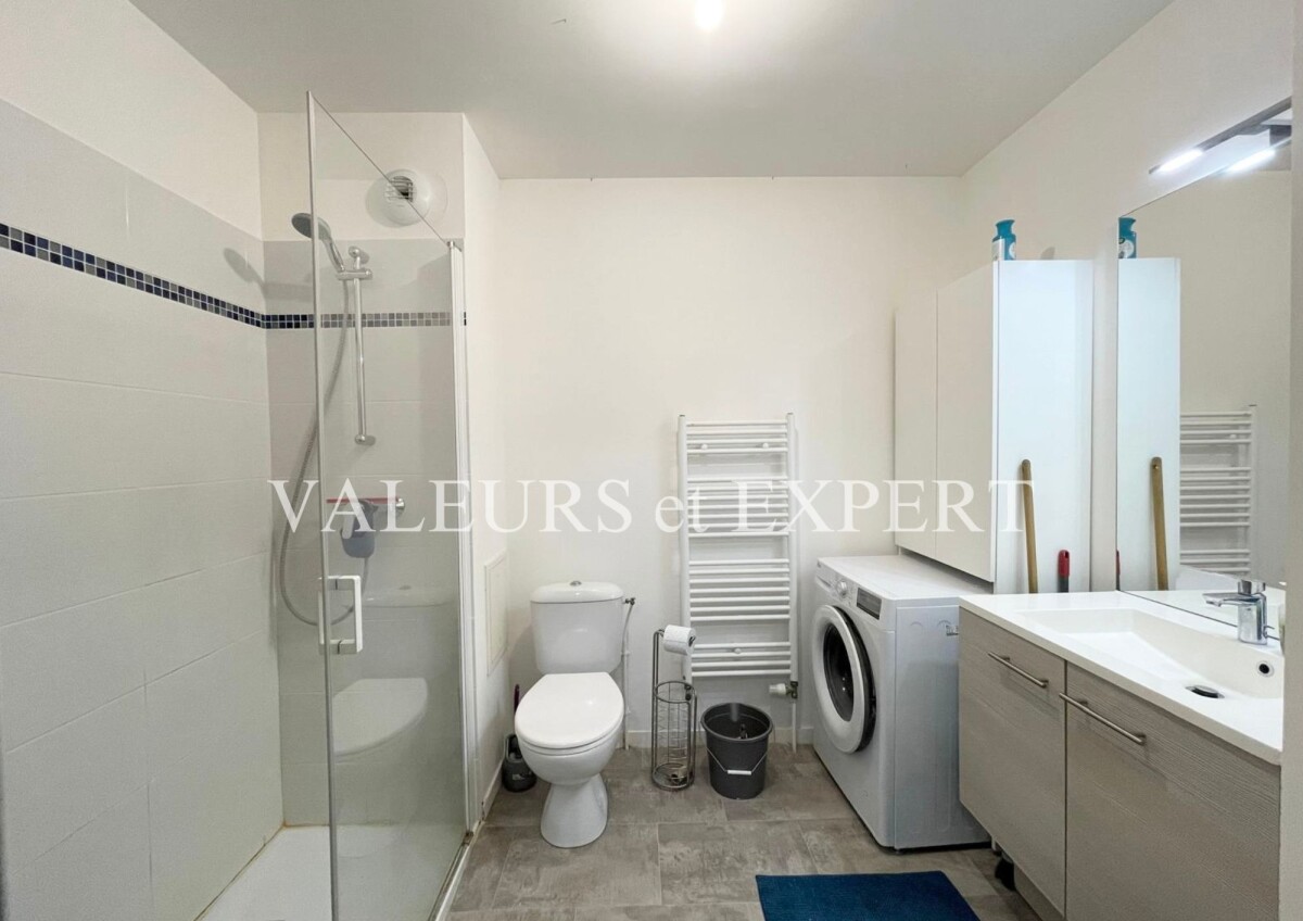 Photo 5 : TB 2 PIECES DE PLAIN PIED, TERRASSE, PLACE DE PARKING