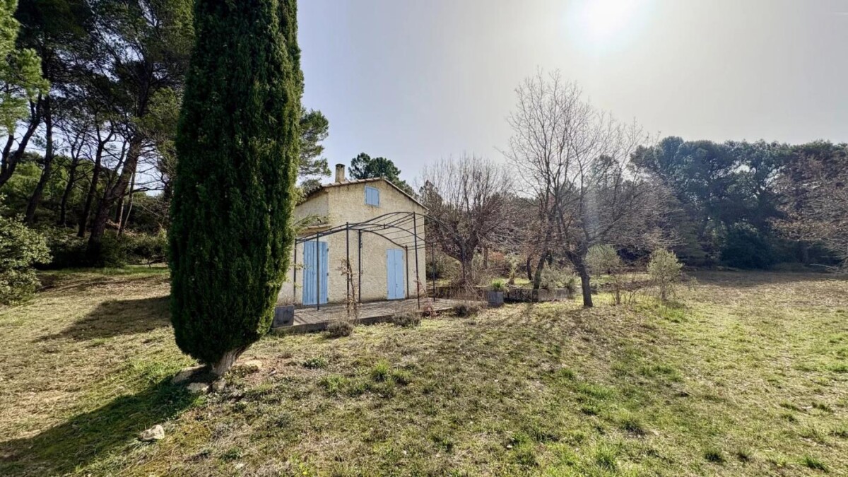 Photo 7 : Cabanon à rénover sur 1,5 hectare de nature à Mormoiron
