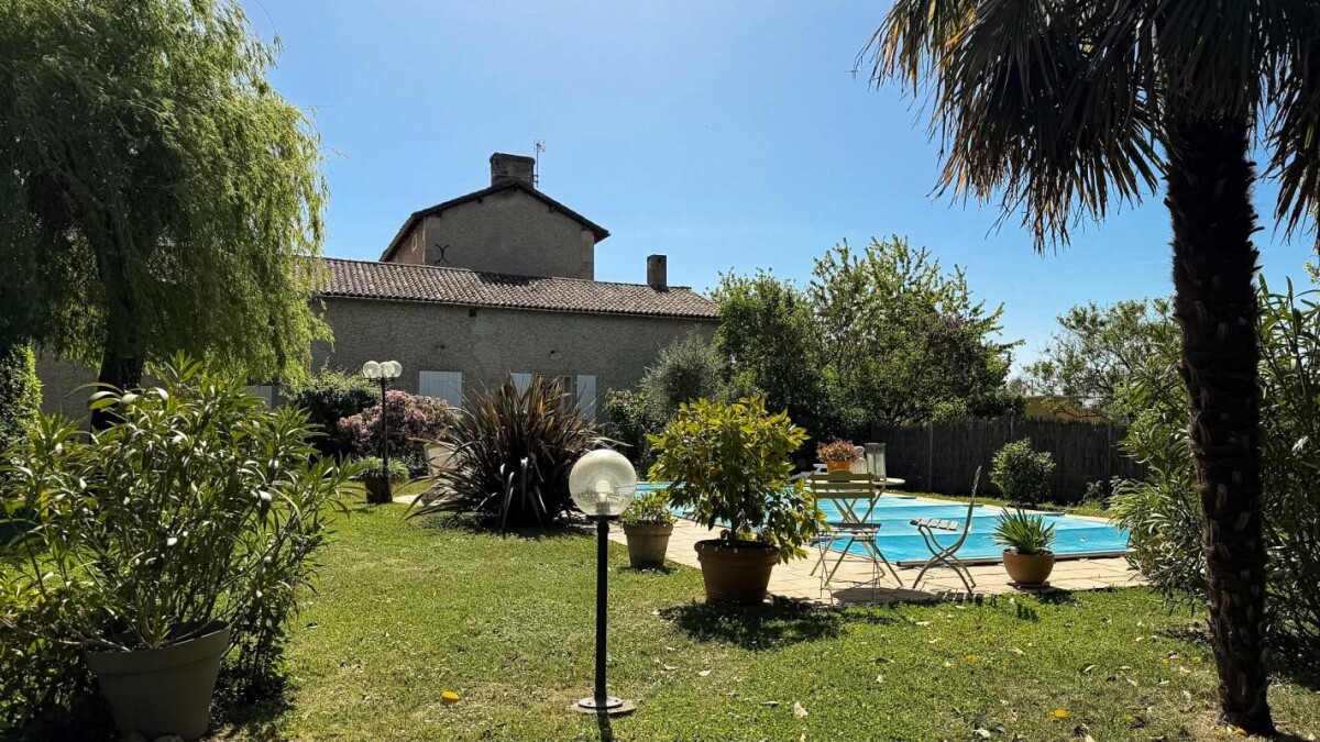 Photo 3 : Maison poitevine de caractère avec piscine et jardin paysage