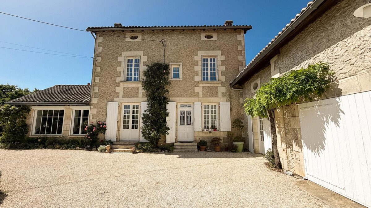 Photo 1 : Maison poitevine de caractère avec piscine et jardin paysage