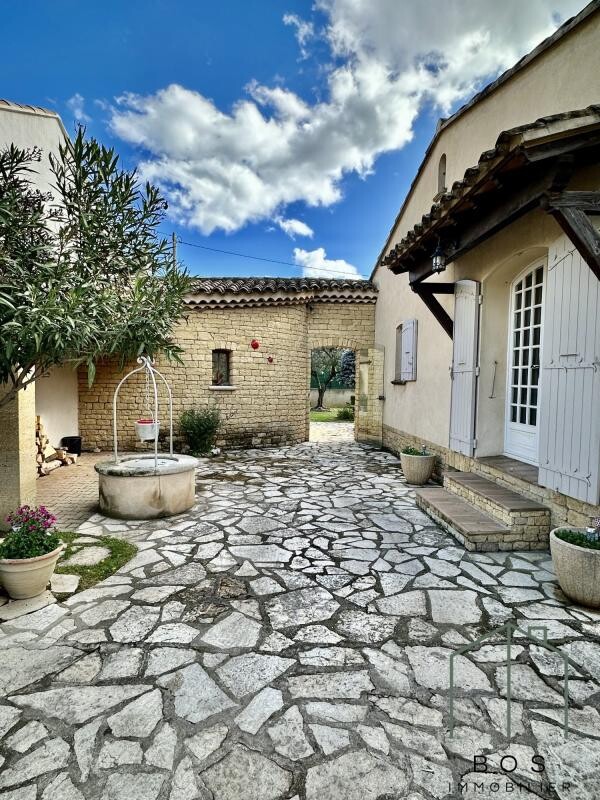 Photo 9 : Villa traditionnelle avec jardin et garage